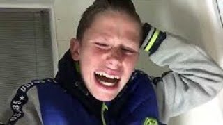 Jongen valt van trap af